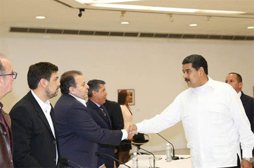 Maduro tiende la mano a la oposición Maduro tiende la mano a la oposición y la palabra también para conversar